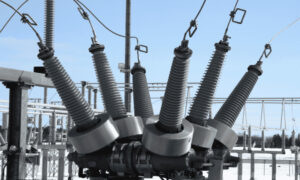 Trong thế kỷ 20 máy cắt kiểu dập hồ quang bằng dầu đã được sử dụng với số lượng lớn cho hệ thống phân phối điện trung thế trong nhiều tủ điện trung thế.